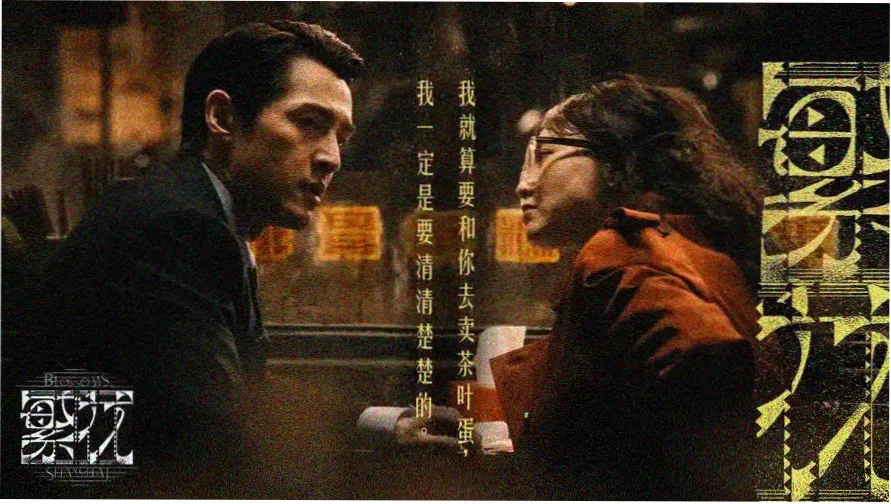 沙漠公路上竖立的翡翠绿路牌，标示片单入口方向