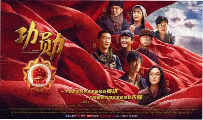 奶咖色沙丘与象牙色路牌的宽幅场景图